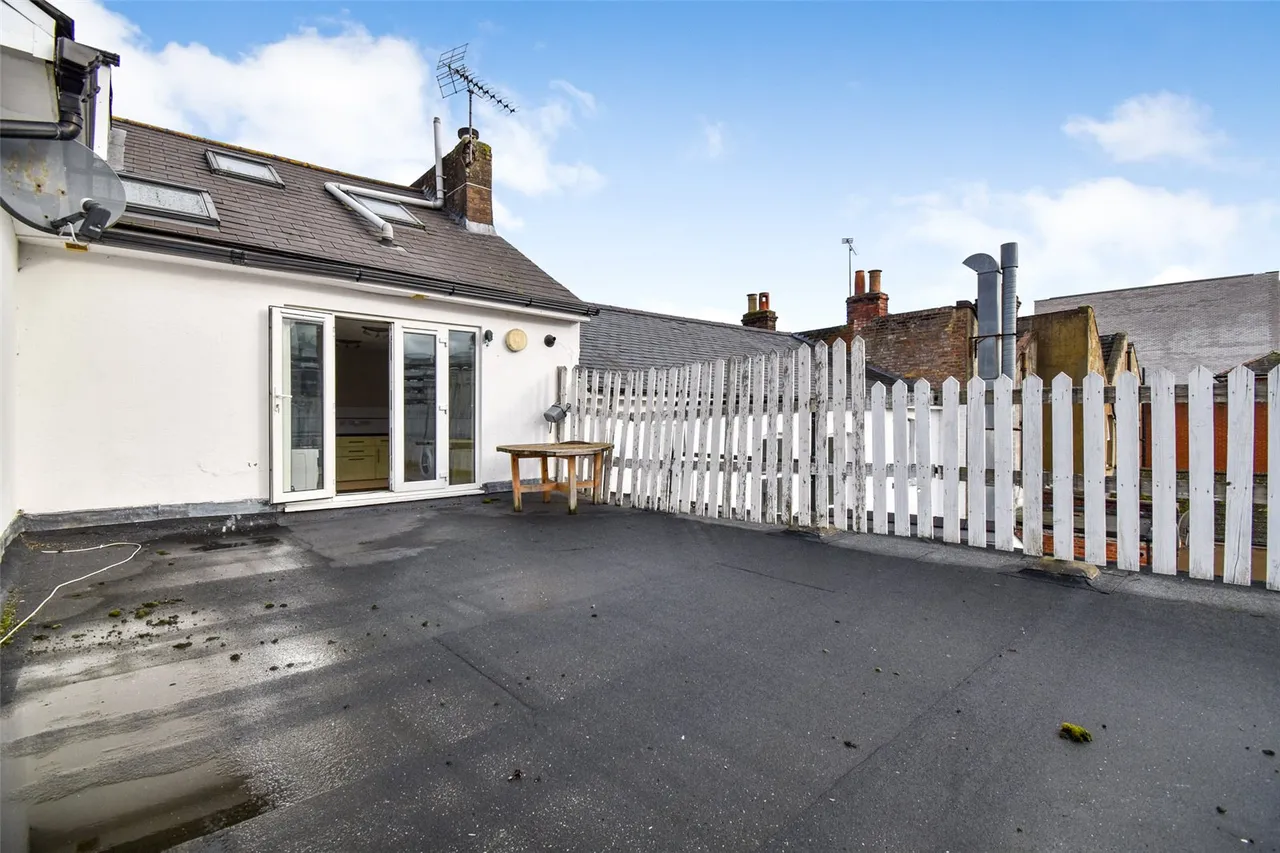 3 bed flat for sale, High Street, Aldershot, GU11