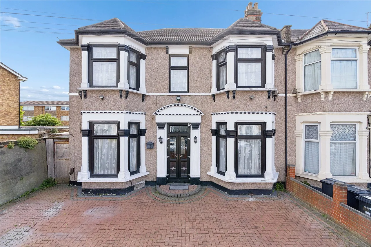 4 bed house for sale — Wellwood Road, Ilford, IG3