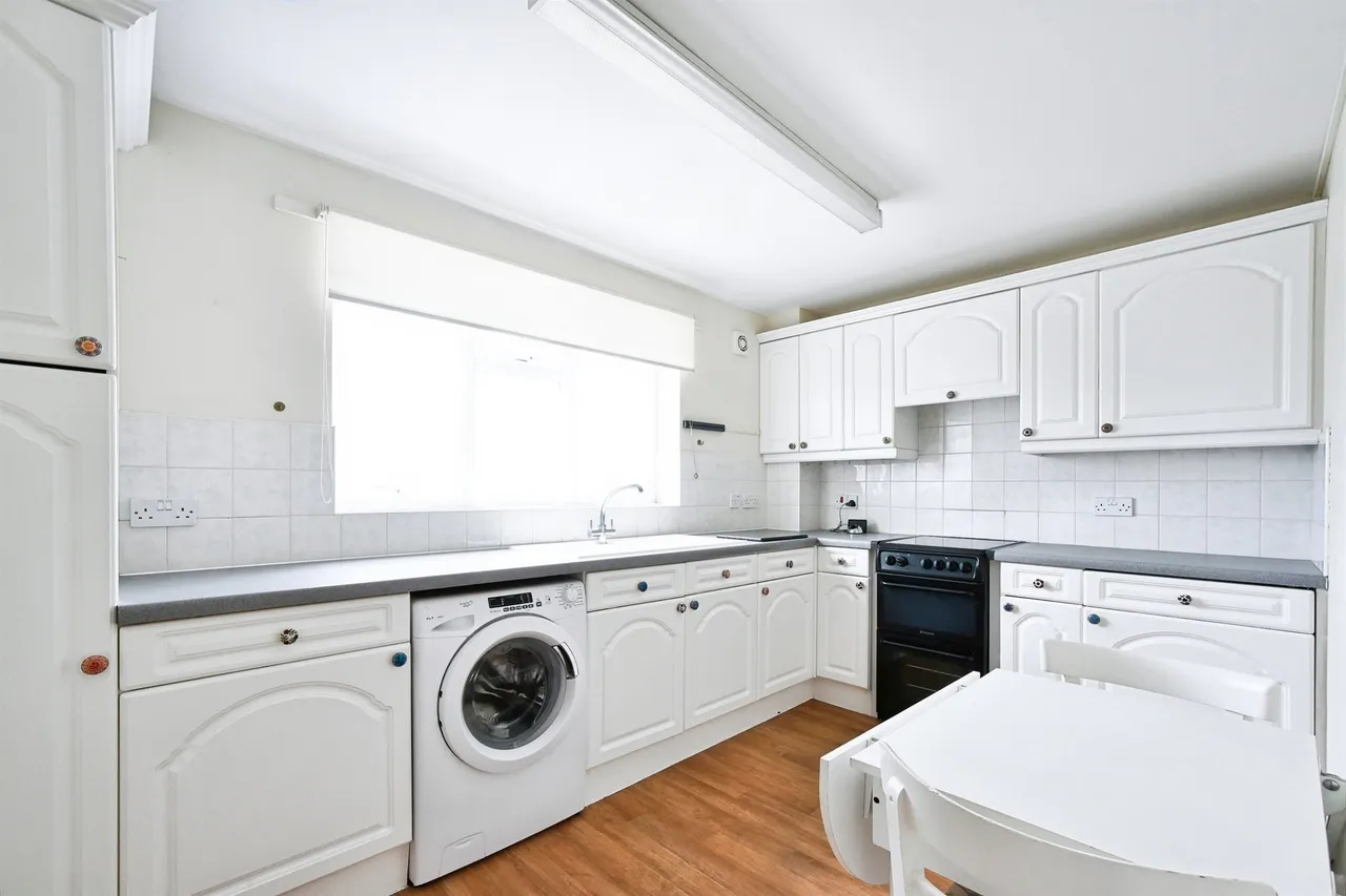Burford Road, Lechlade, photo 11