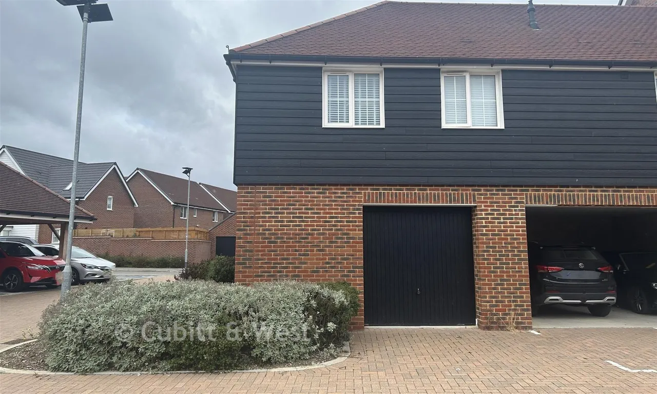 Tin Church Avenue, Faygate, RH12, photo 2