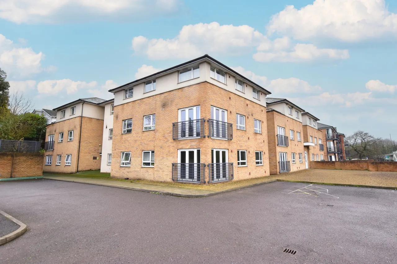 2 bed flat for sale, The Uplands, Bricket Wood, AL2