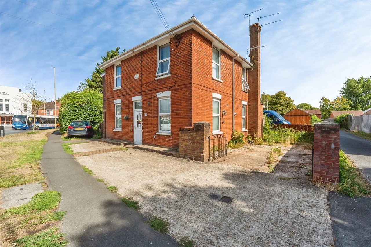 2 bed flat for sale — Southampton Road, Romsey