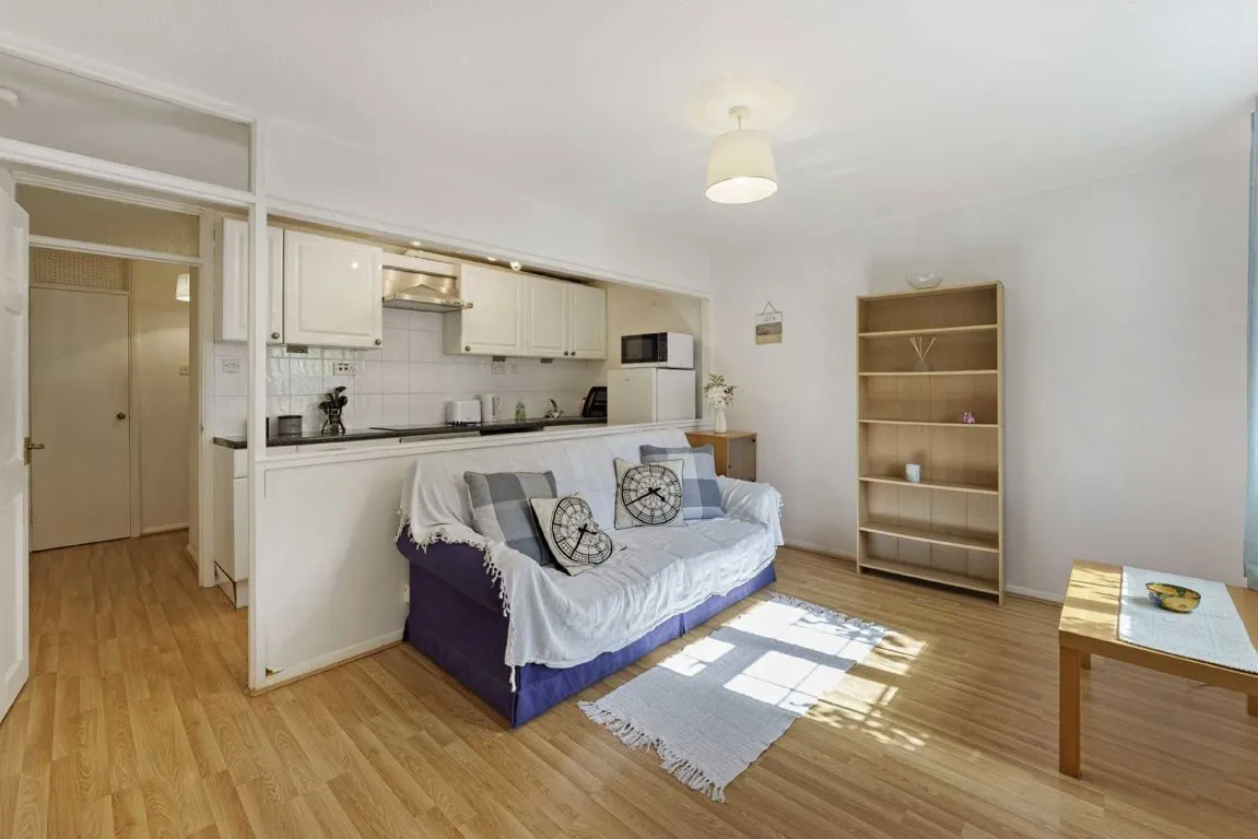1 bed flat for sale, College Gardens, SW17