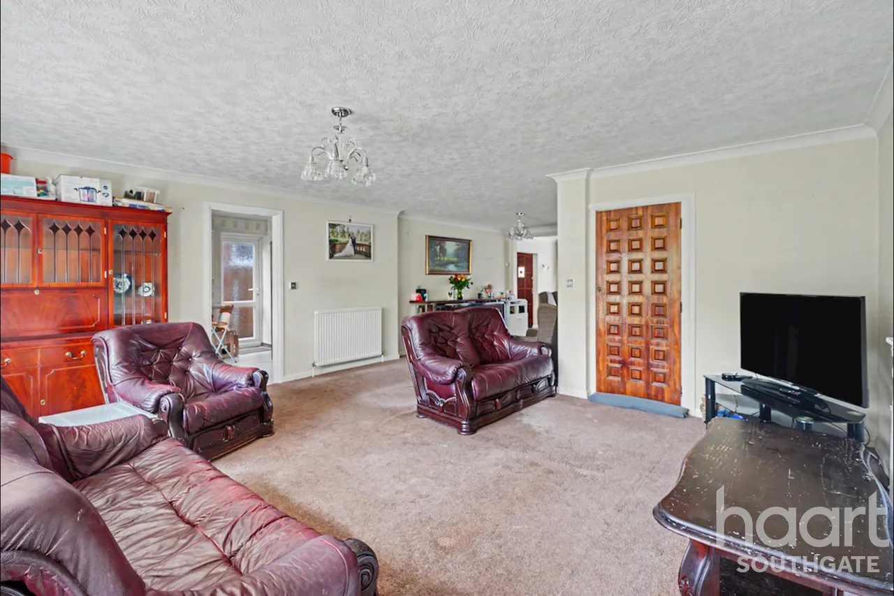 Tintern Gardens, London, N14, photo 13