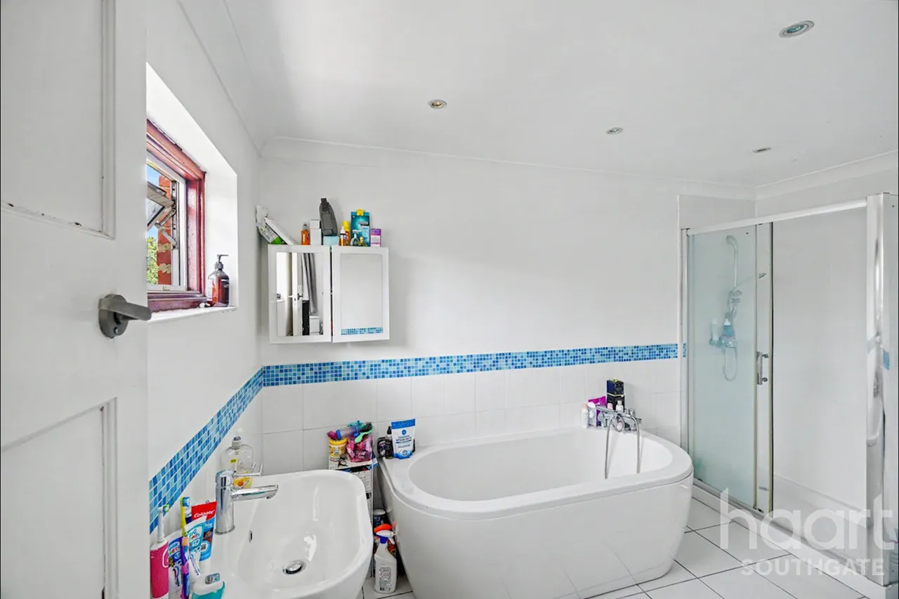Tintern Gardens, London, N14, photo 21