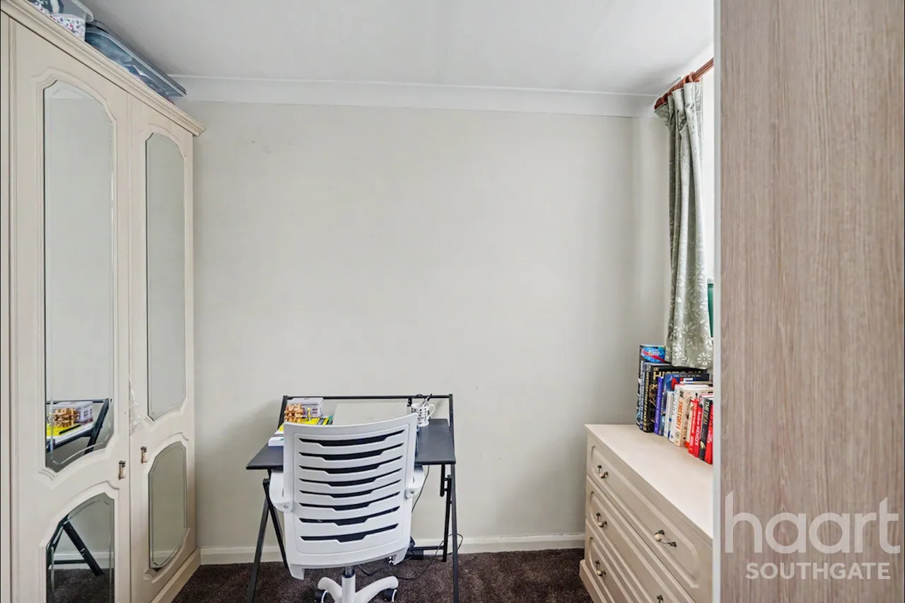 Tintern Gardens, London, N14, photo 23