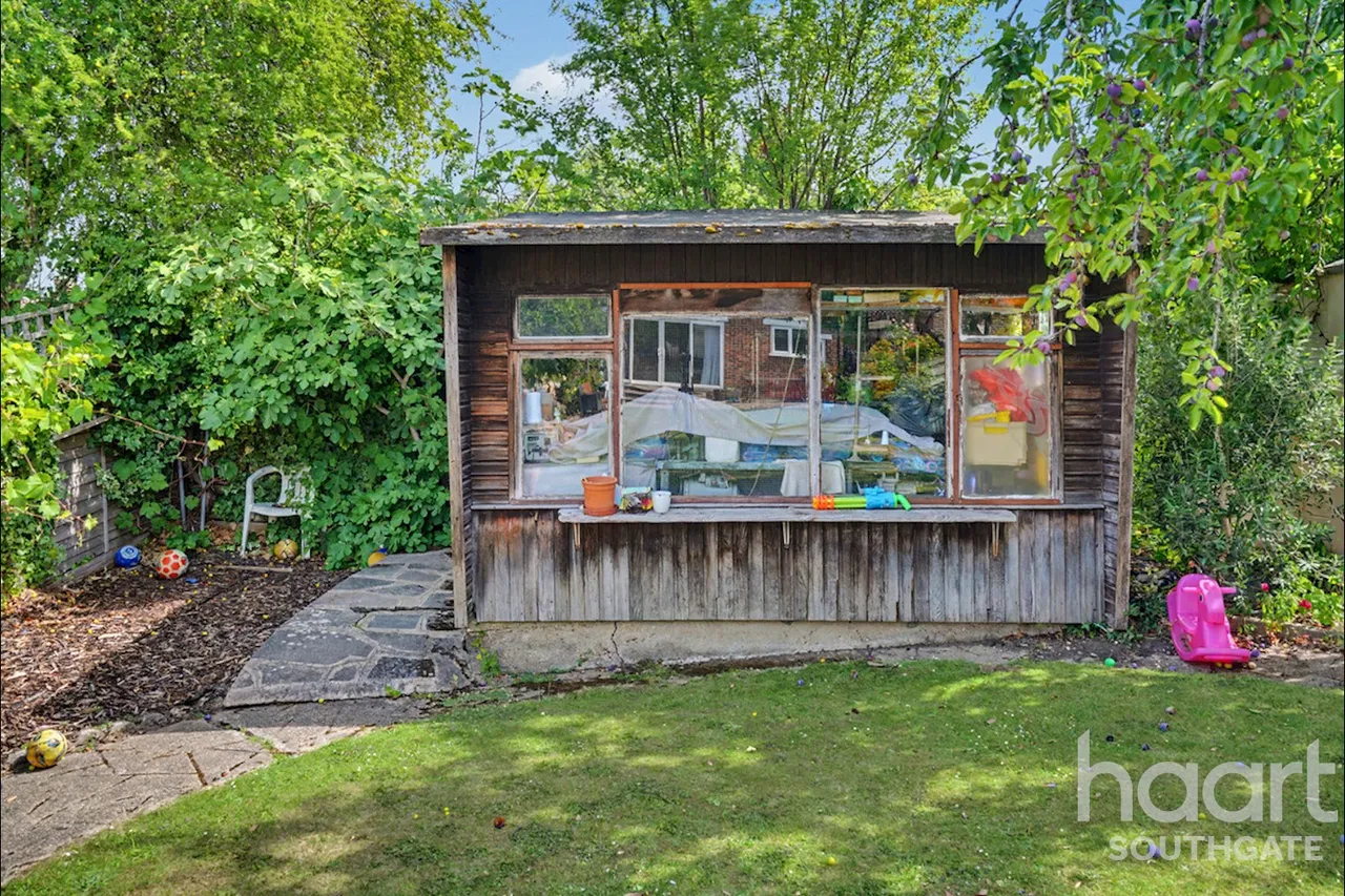 Tintern Gardens, London, N14, photo 17