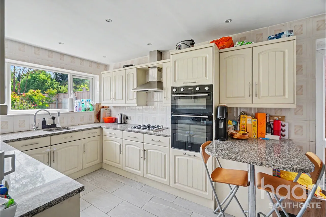 Tintern Gardens, London, N14, photo 8