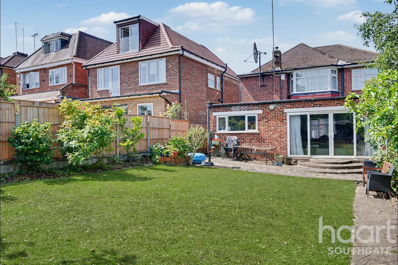 Tintern Gardens, London, N14, photo 4