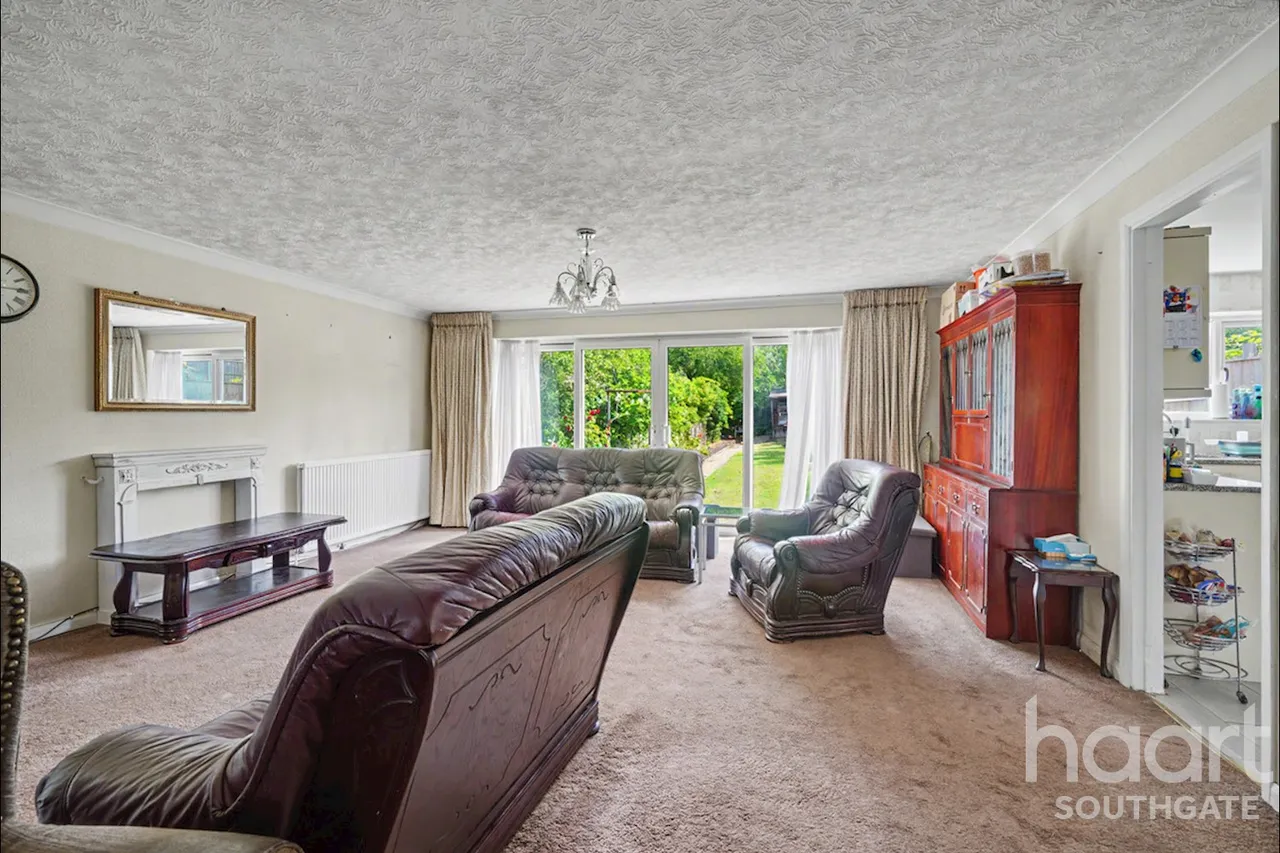 Tintern Gardens, London, N14, photo 12