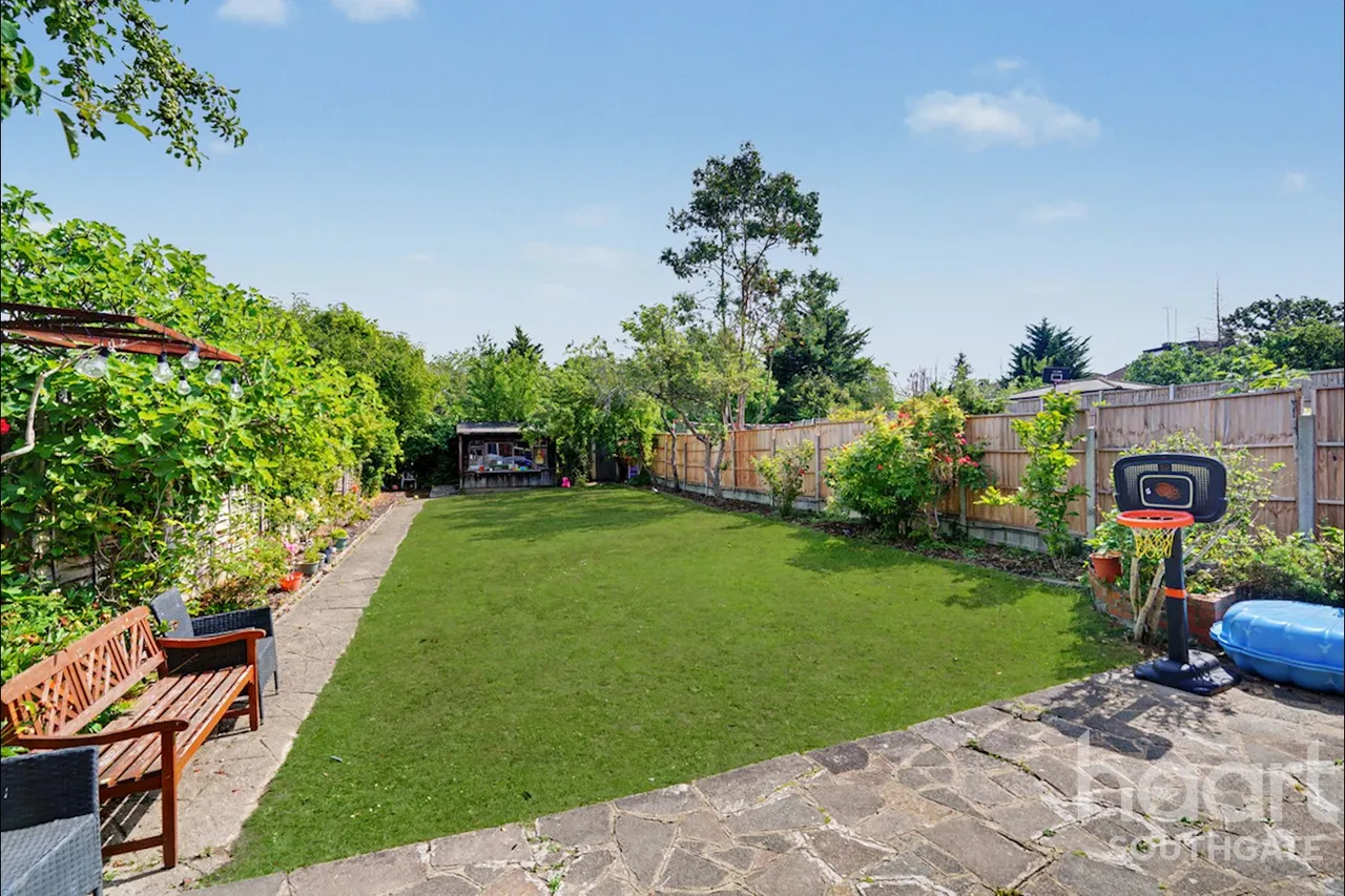Tintern Gardens, London, N14, photo 5