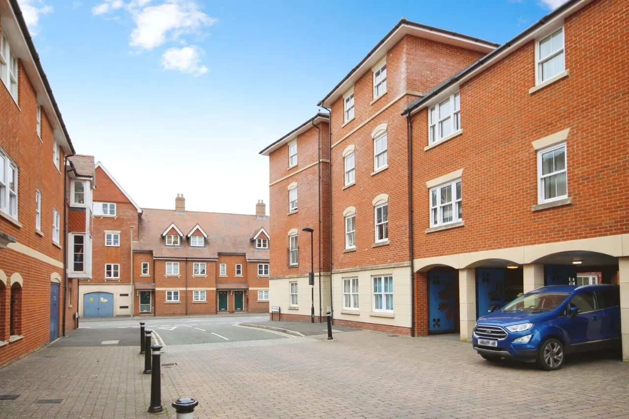 2 bed flat for sale, St. Gabriel's, Wantage, OX12