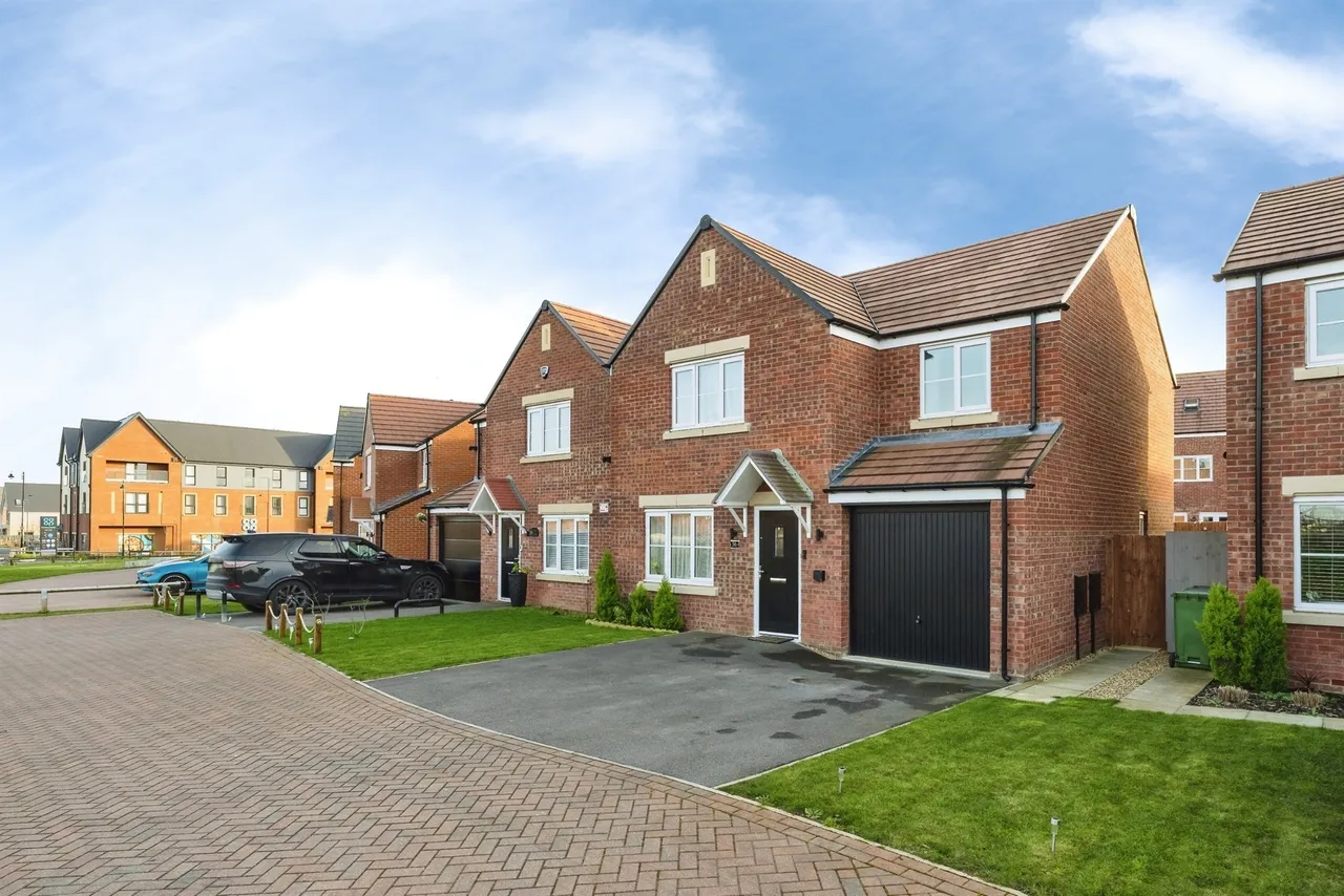 4 bed house for sale — Wilton Avenue, Hampton Gardens, Peterborough