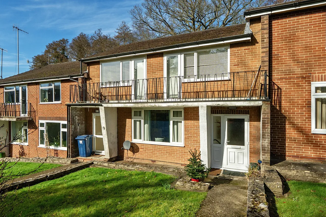 2 bed flat for sale — Weydown Road, Haslemere, GU27