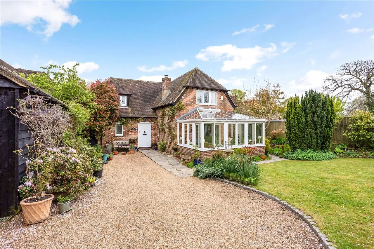 Winchester Road, Chawton, Alton, Hampshire, GU34 1SL, photo 2