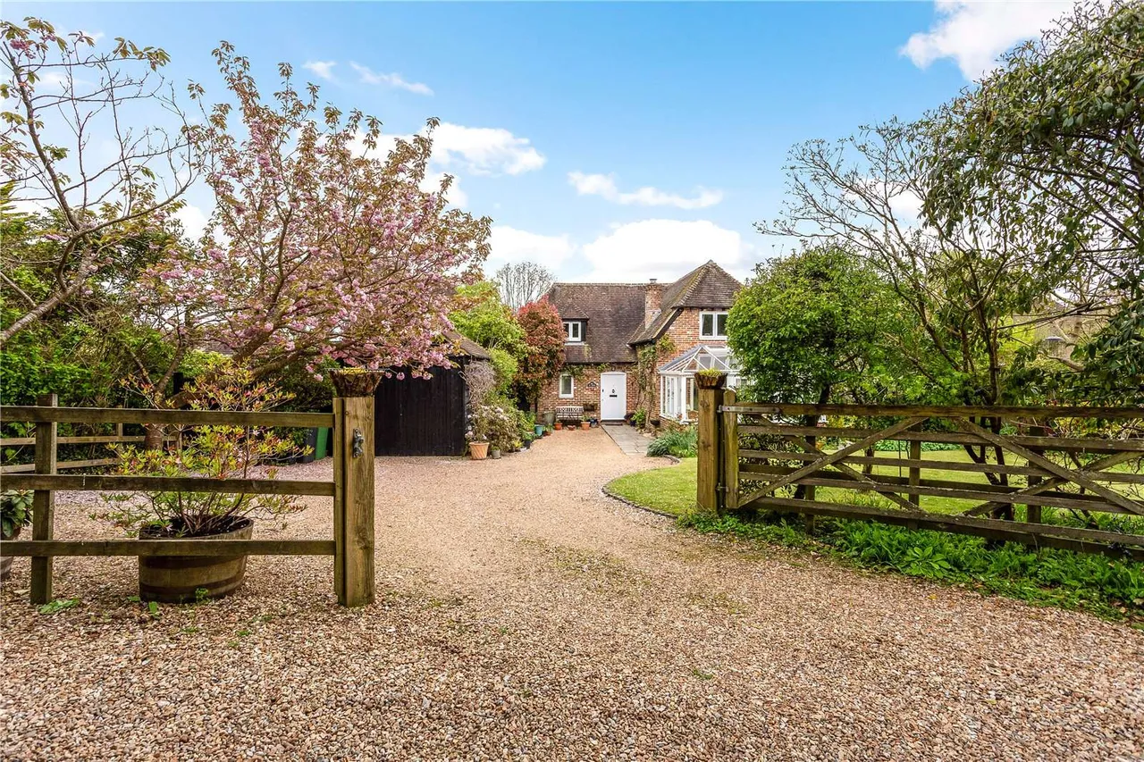 3 bed house for sale — Winchester Road, Chawton, Alton, Hampshire, GU34 1SL