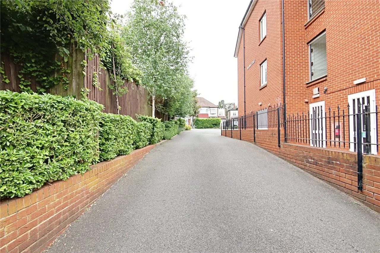 Winchmore Hill Road, London, photo 4