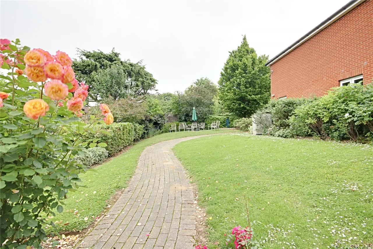 Winchmore Hill Road, London, photo 28