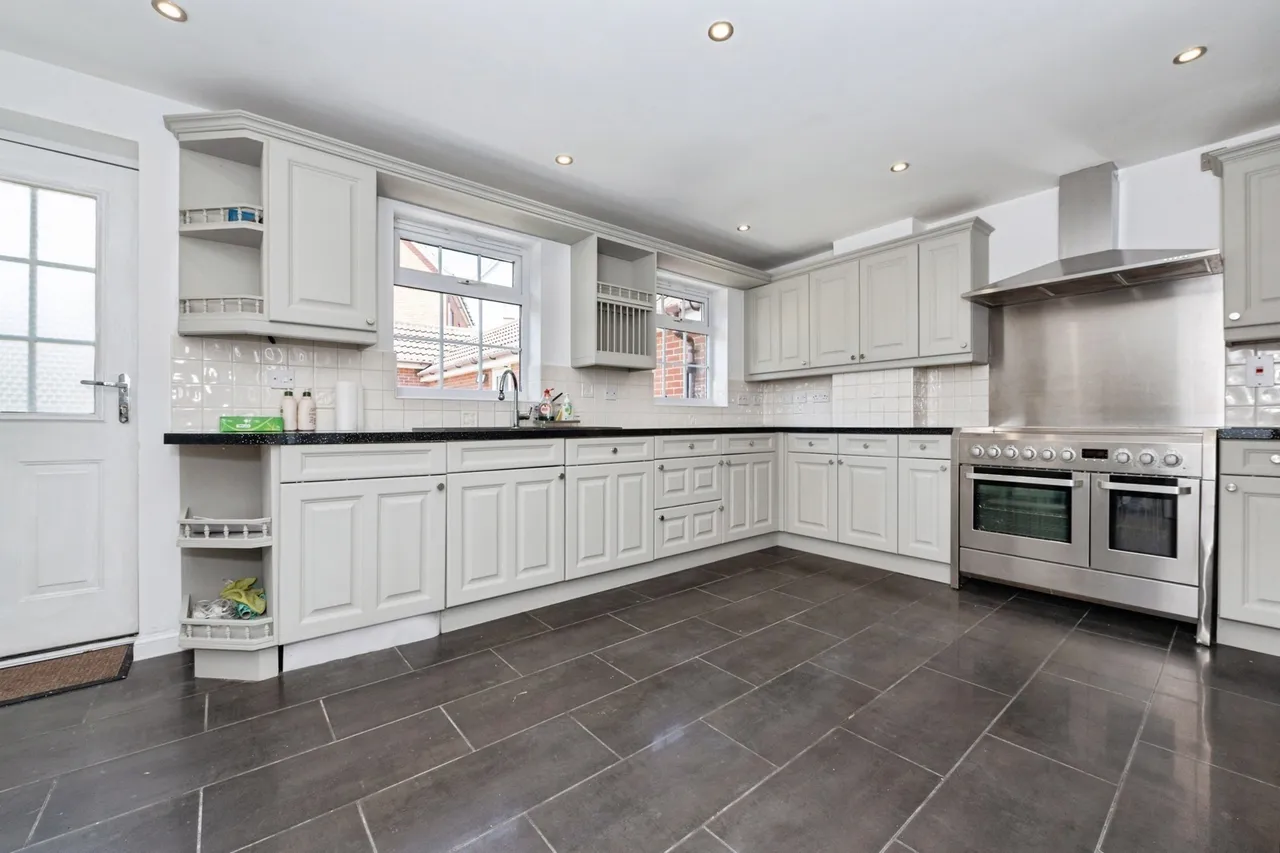 Harper Close, Chafford Hundred, Grays, Essex, RM16, photo 4