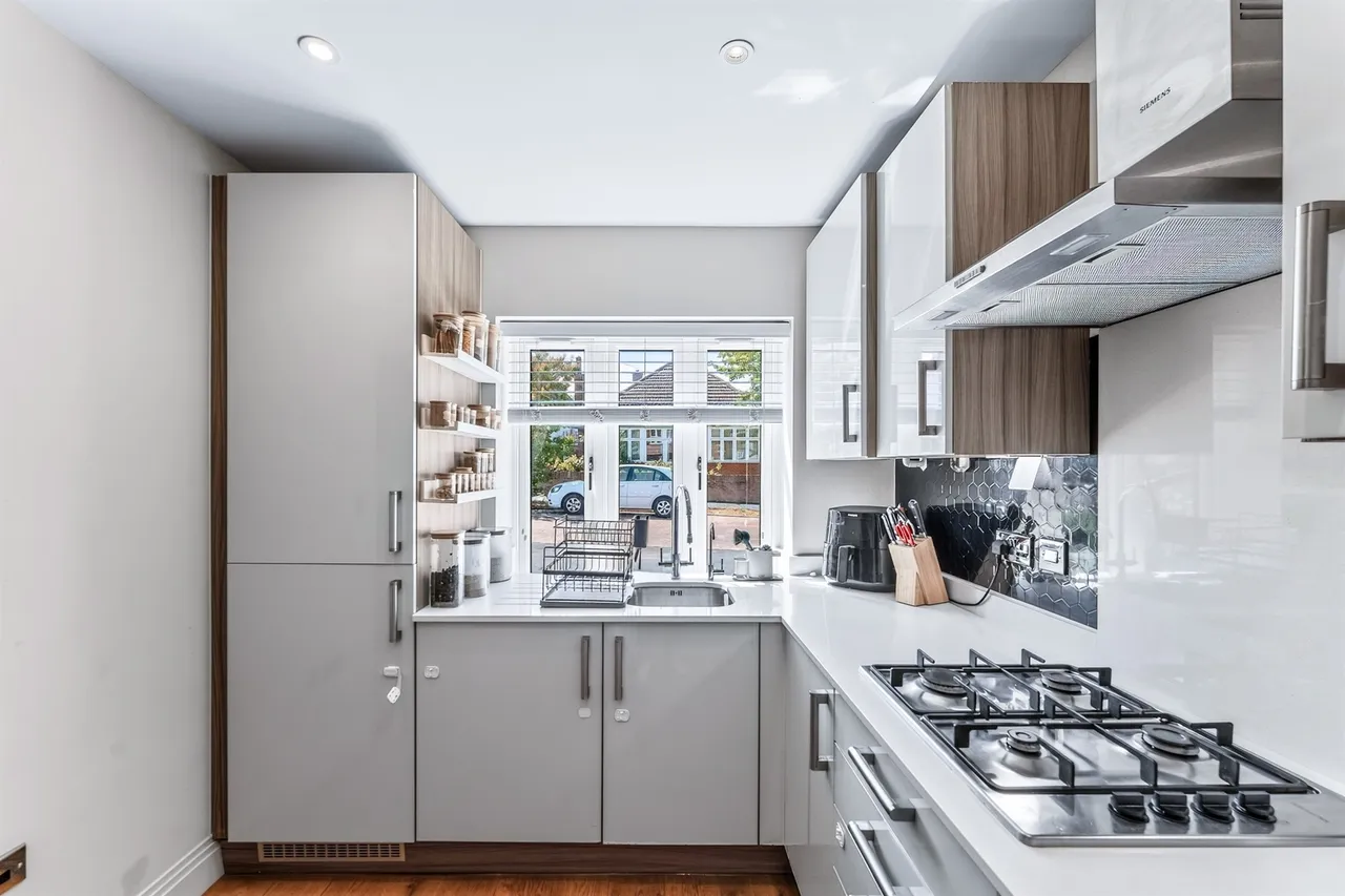Florence Avenue, MORDEN, photo 11