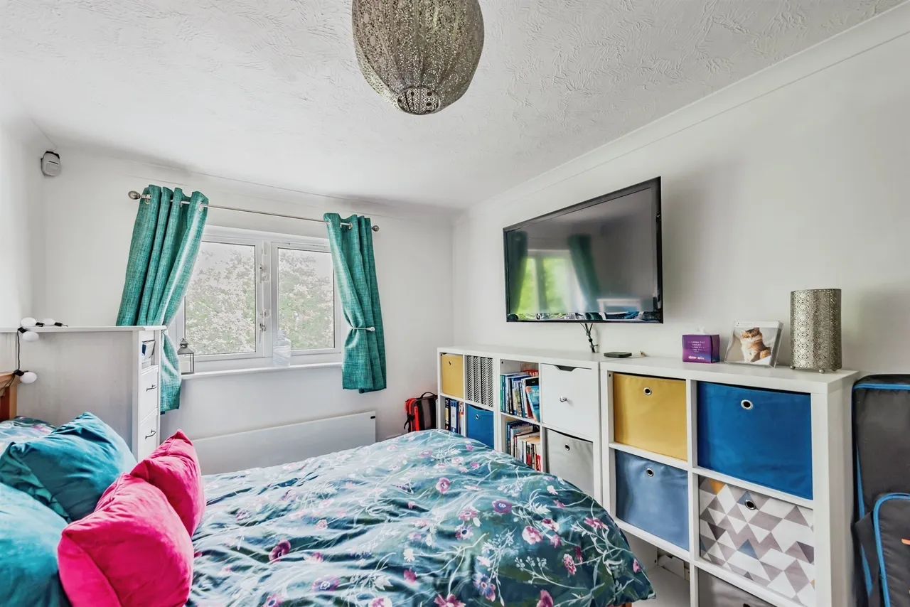 Bolton Road, Maidenbower, Crawley, photo 6