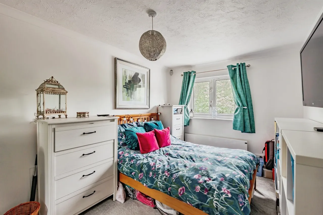 Bolton Road, Maidenbower, Crawley, photo 5