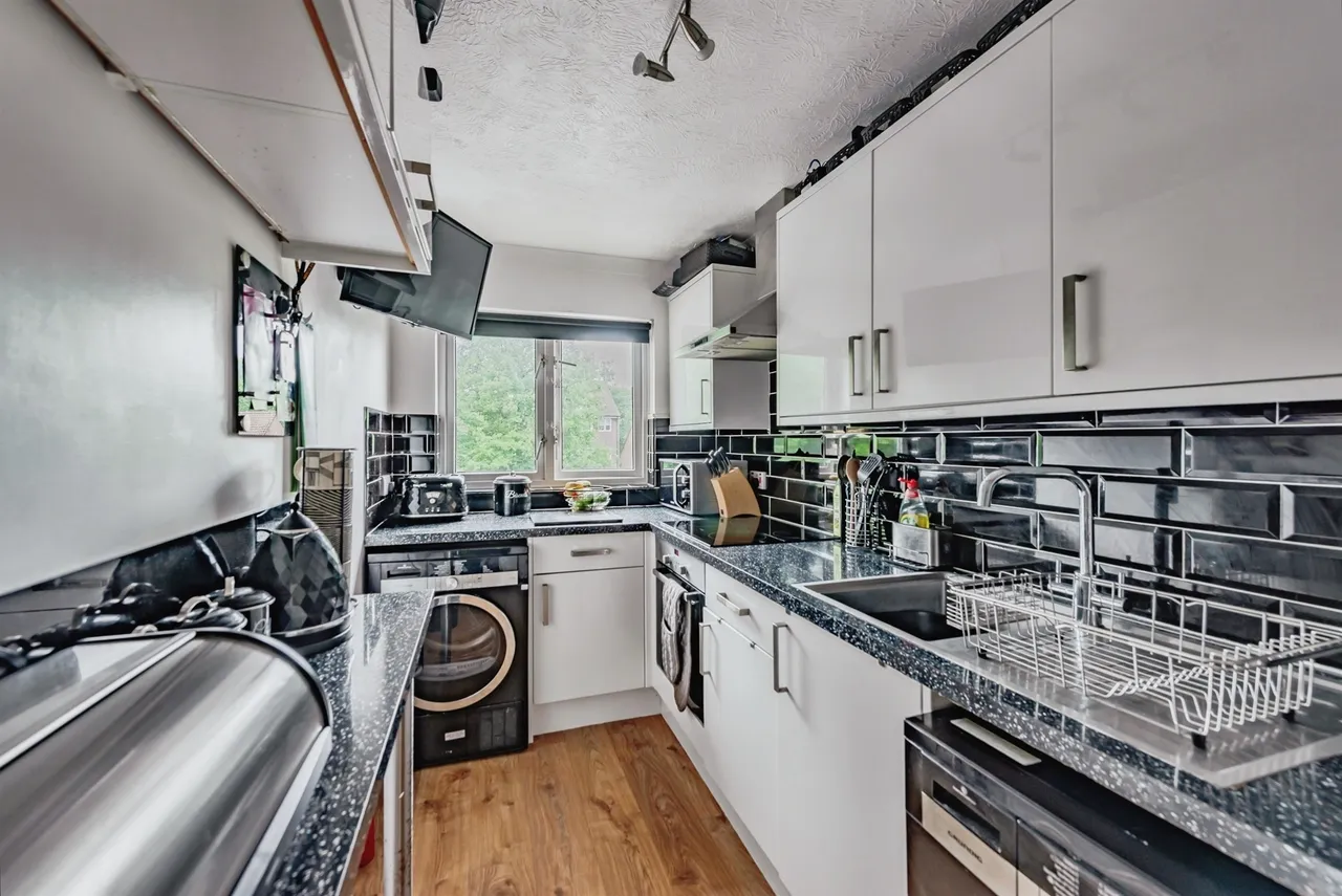 Bolton Road, Maidenbower, Crawley, photo 4
