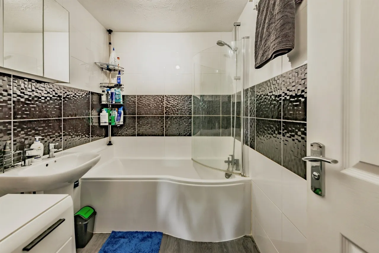 Bolton Road, Maidenbower, Crawley, photo 7