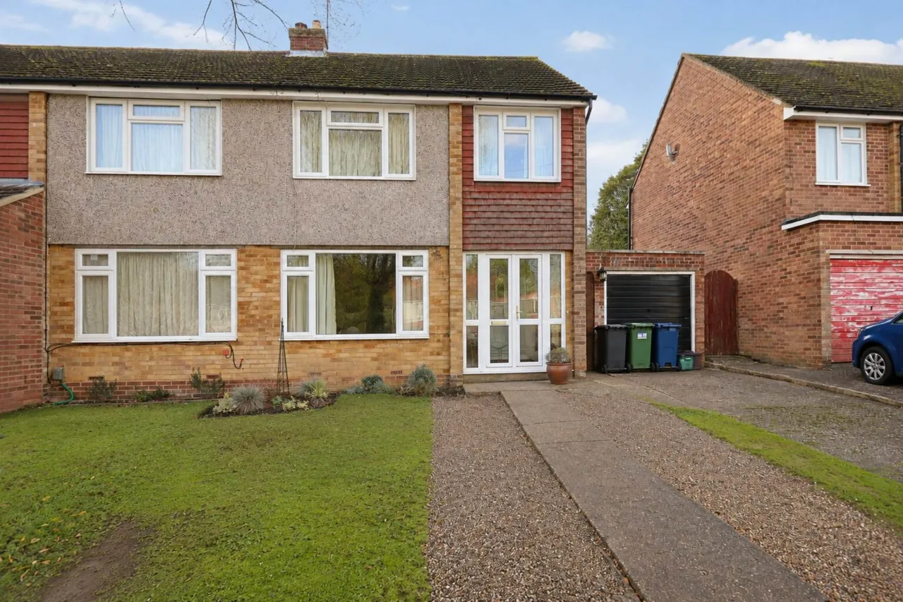 3 bed house to rent — Deeds Grove, High Wycombe, HP12 3NY