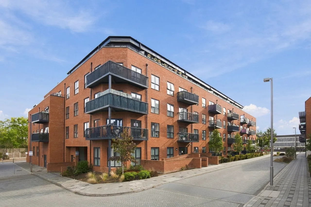 2 bed flat for sale, Pitcher Lane, Ashford