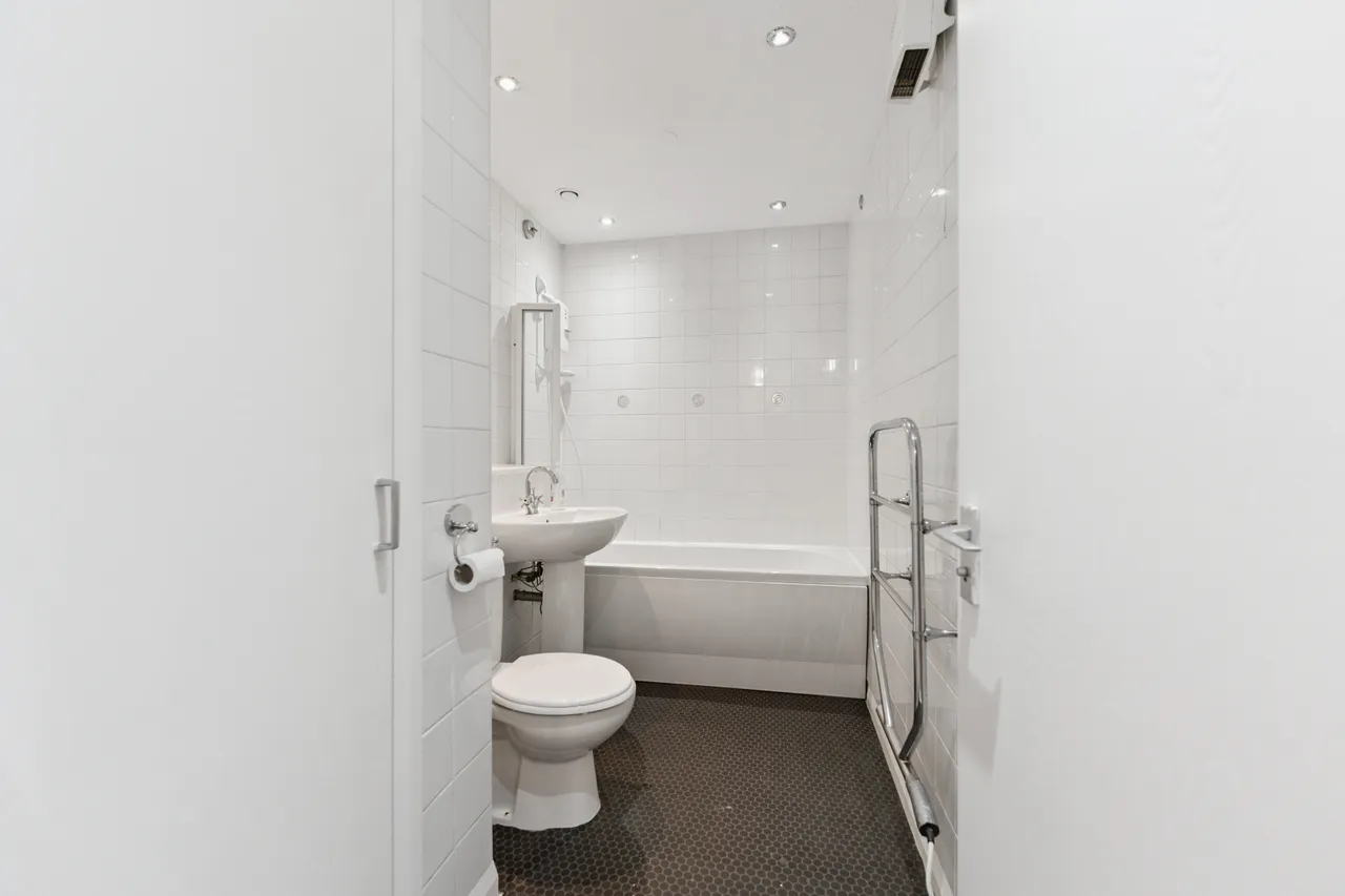 Miller Street, Canada Court, G1, photo 12