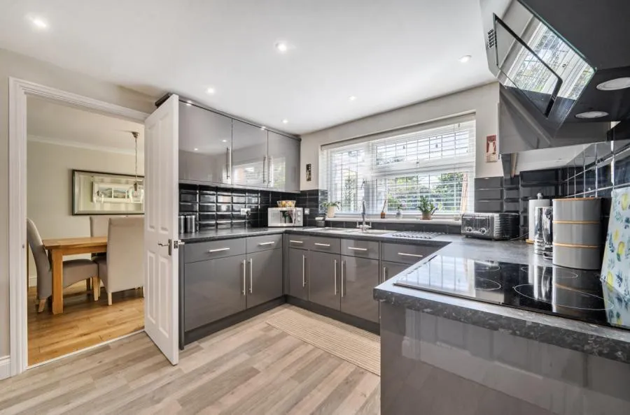 Raven Crescent, Westcott, HP18, photo 3