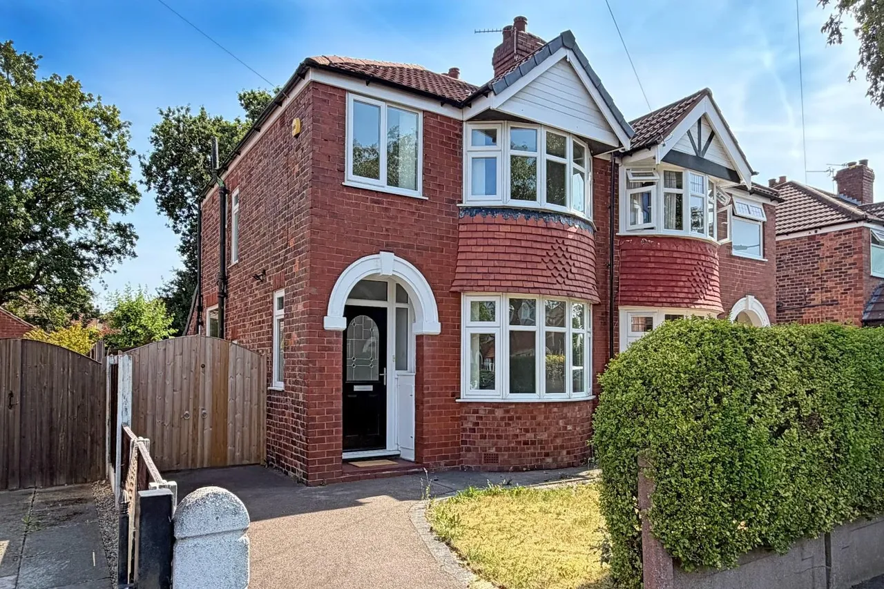 3 bed house for sale — Crofton Avenue, Timperley WA15 6BZ