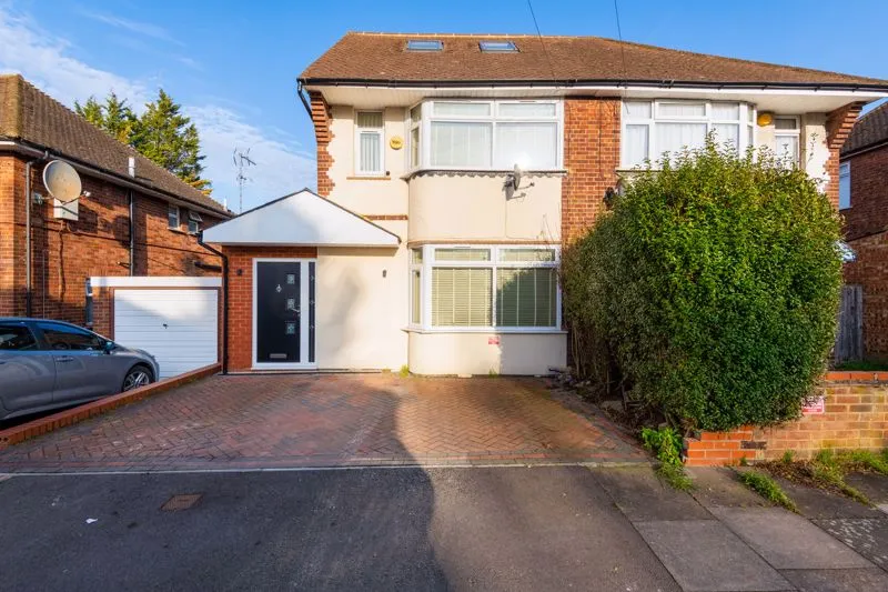 4 bed house for sale — Wickstead Avenue, Luton LU4 9DW