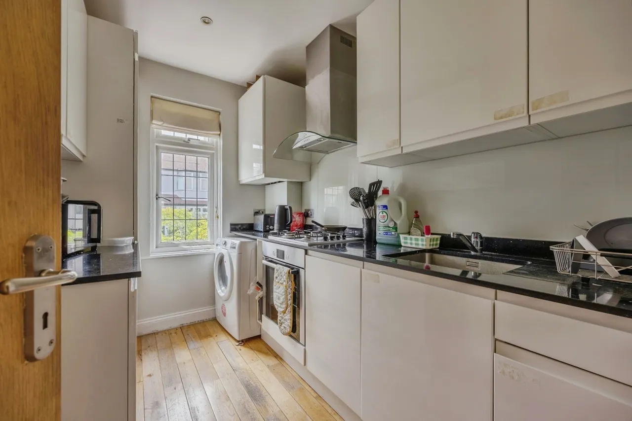 3 bed flat for sale — Semley Road, London, SW16