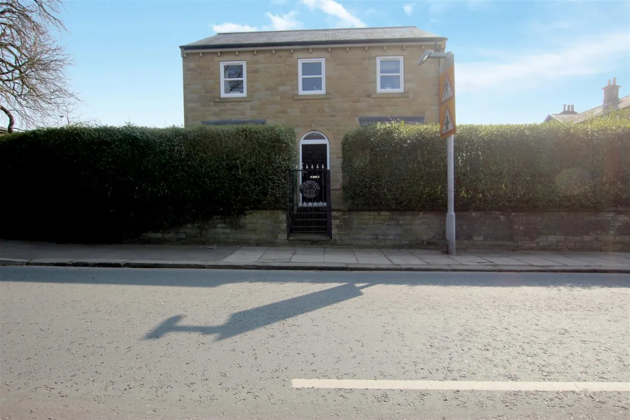 3 bed house to rent — Springfield House Park Road, Bingley