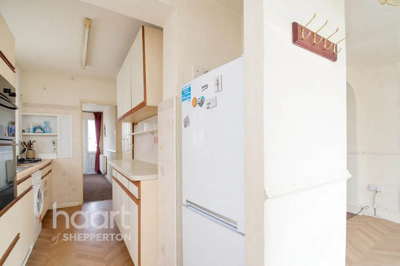 Gilmore Crescent, Ashford, TW15, photo 2