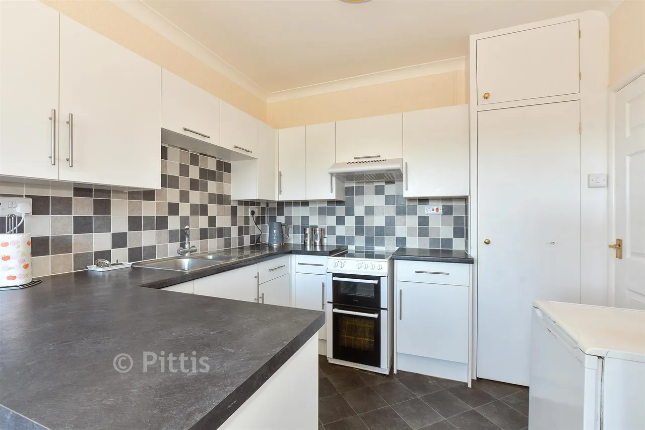 Fairmead Close, Sandown, PO36, photo 4