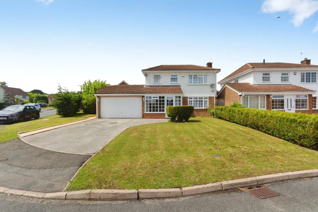 4 bed house for sale — Barnfield Drive, Solihull