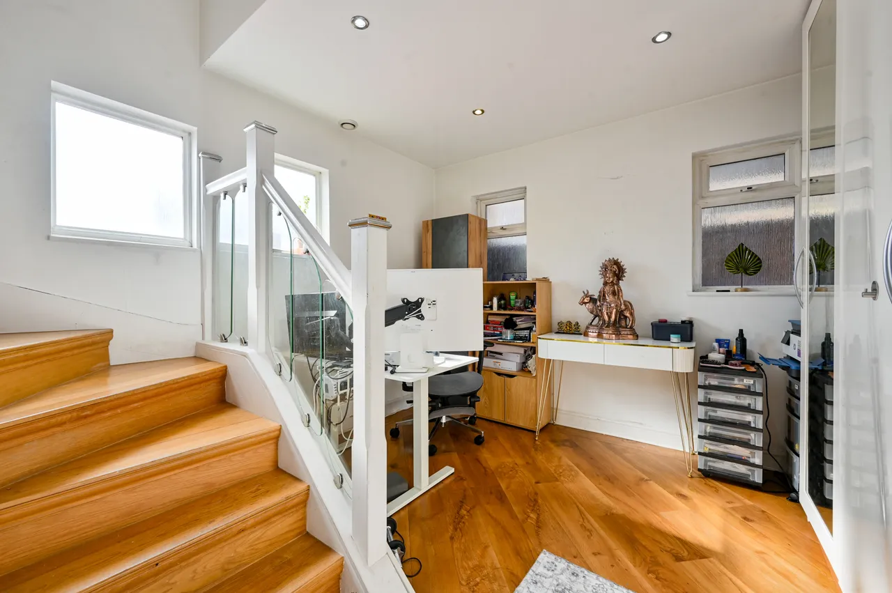 Hounslow, TW3, photo 7
