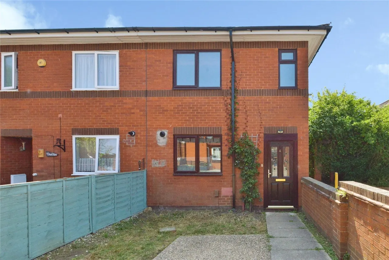 2 bed house for sale — Tamarisk Court, Walnut Tree, Milton Keynes, Buckinghamshire, MK7