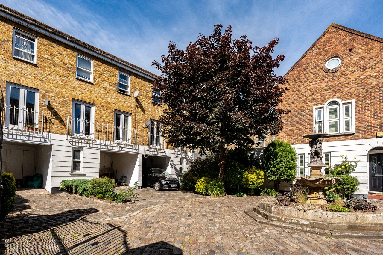 4 bed house for sale — 3 Robinscroft Mews, London