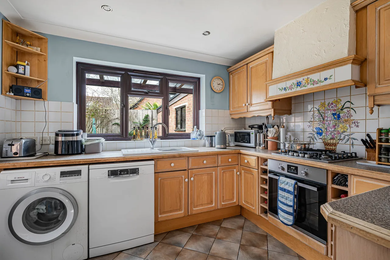 Wexfenne Gardens, Woking, GU22, photo 13