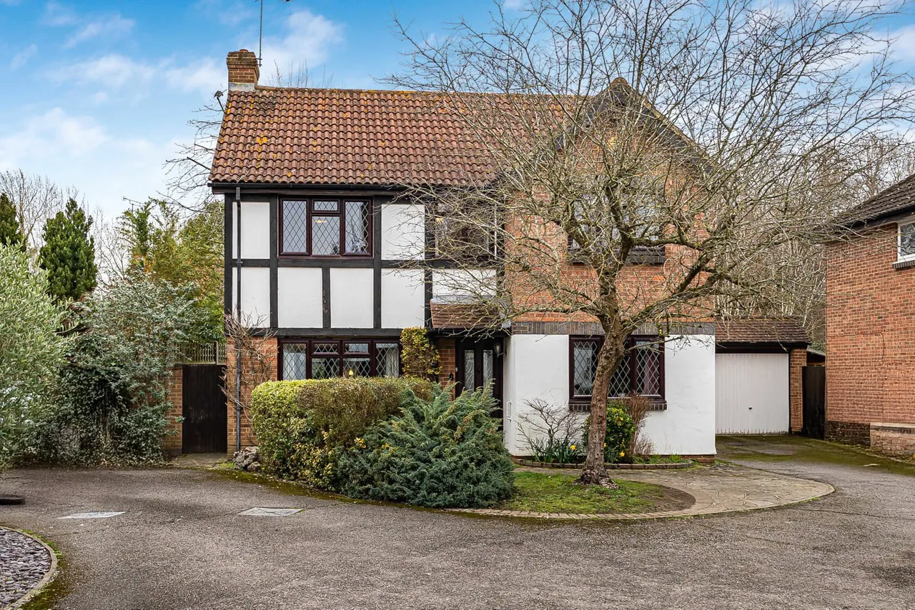 4 bed house for sale, Wexfenne Gardens, Woking, GU22
