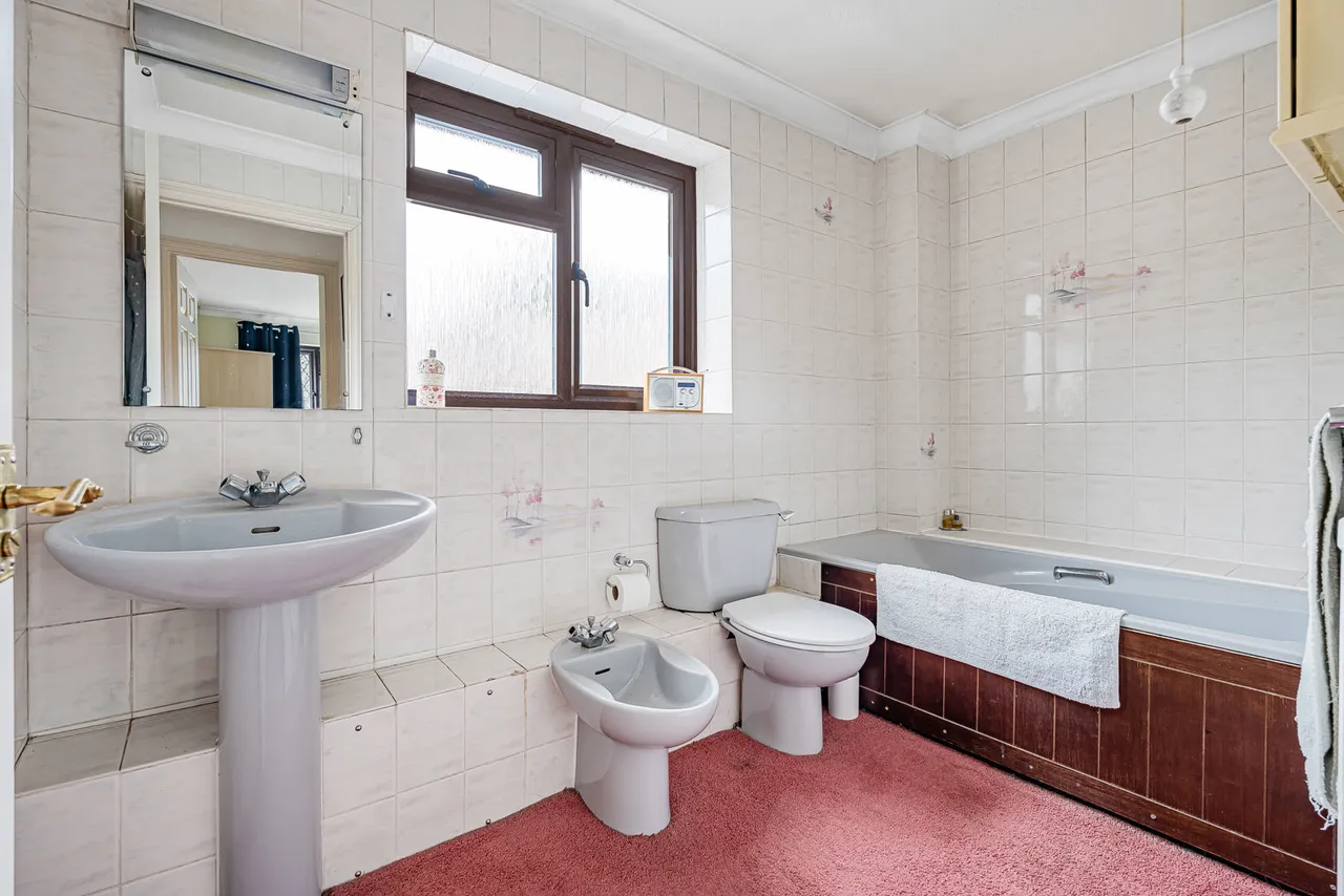 Wexfenne Gardens, Woking, GU22, photo 18