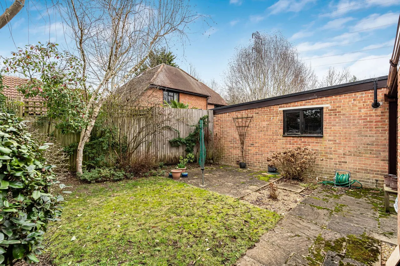 Wexfenne Gardens, Woking, GU22, photo 20
