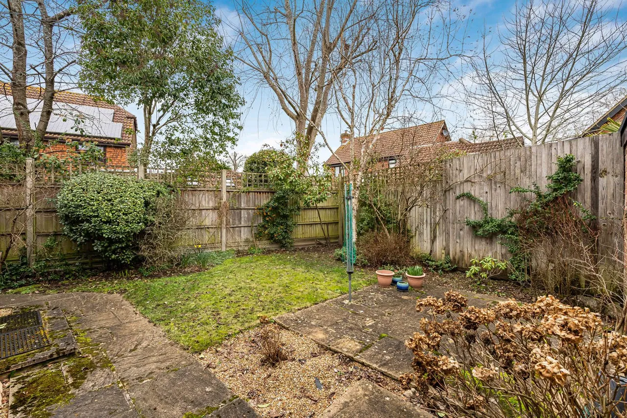 Wexfenne Gardens, Woking, GU22, photo 9