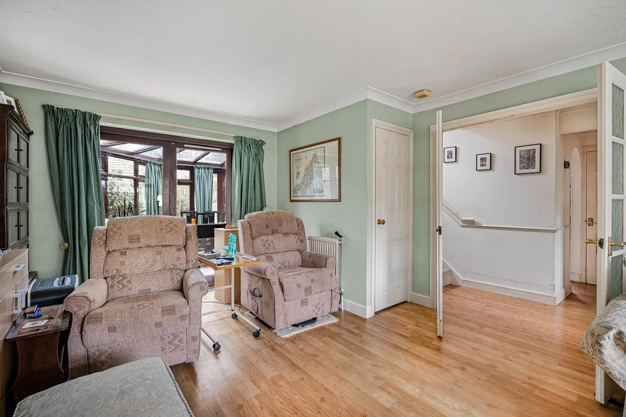 Wexfenne Gardens, Woking, GU22, photo 11
