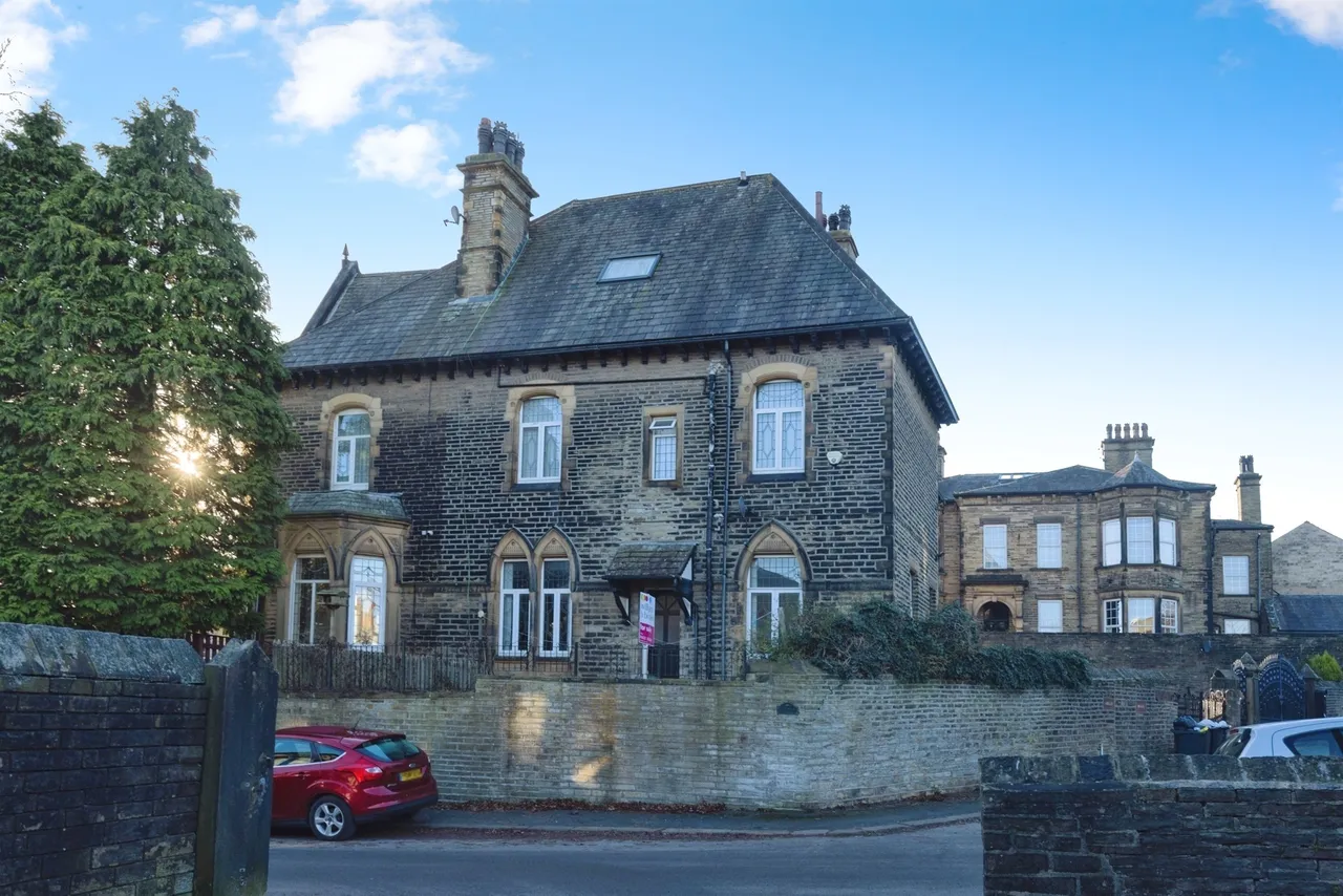 6 bed house for sale — Balmoral Place, HALIFAX