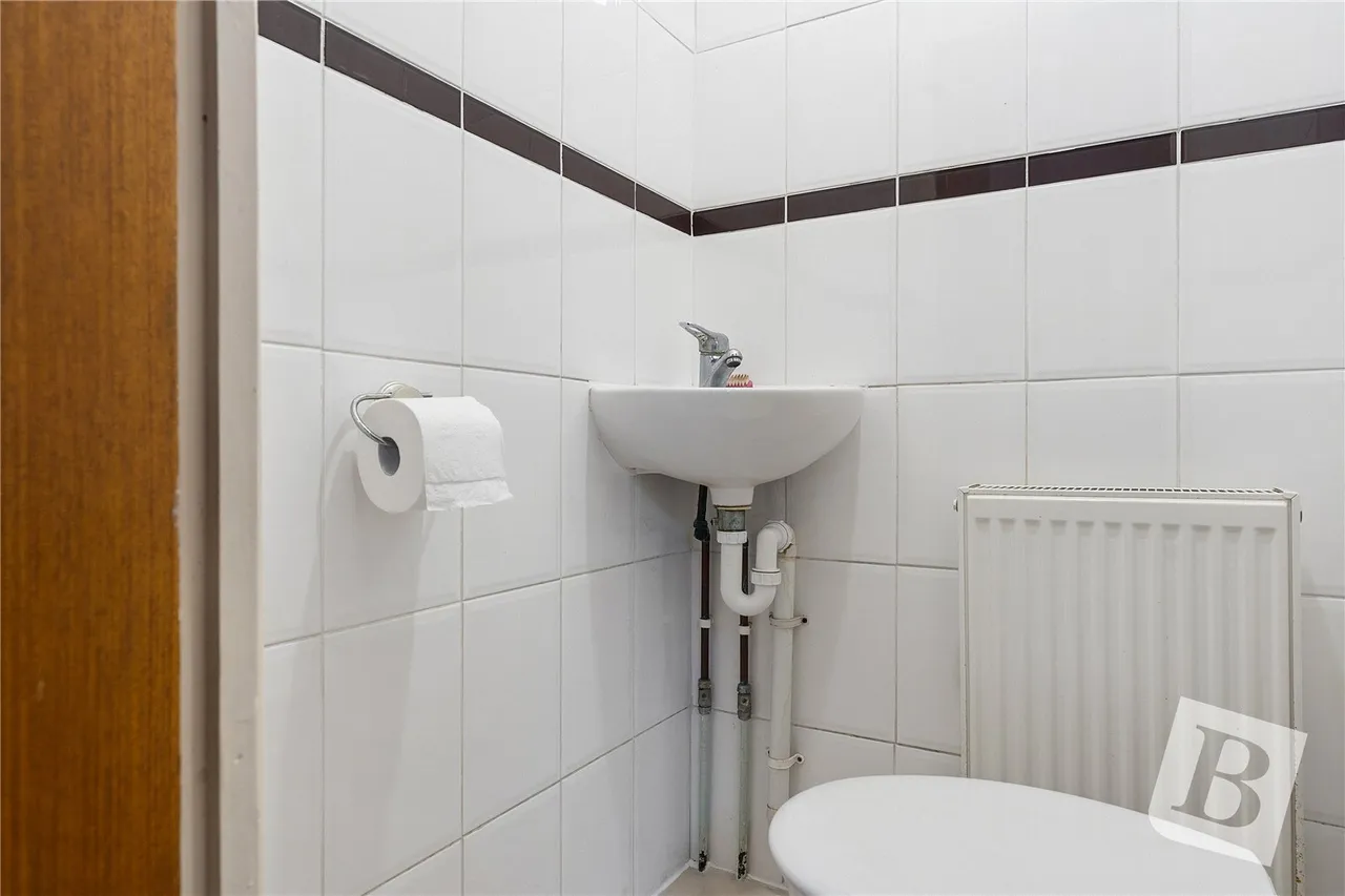 Westlyn Close, Rainham, RM13, photo 12